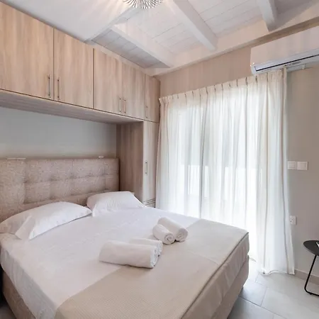 Bianco Stylish Maisonette Apartment Nikiana