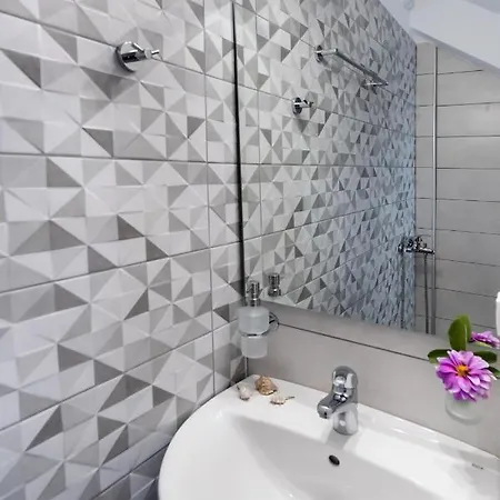 Bianco Stylish Maisonette Apartment *